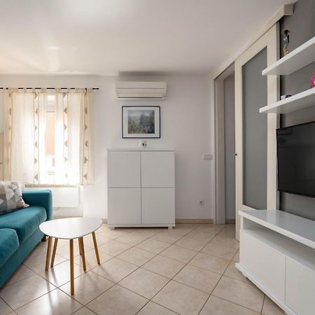 Degrassi Square Apartments (Adults Only) เวอร์ซาร์ ภายนอก รูปภาพ