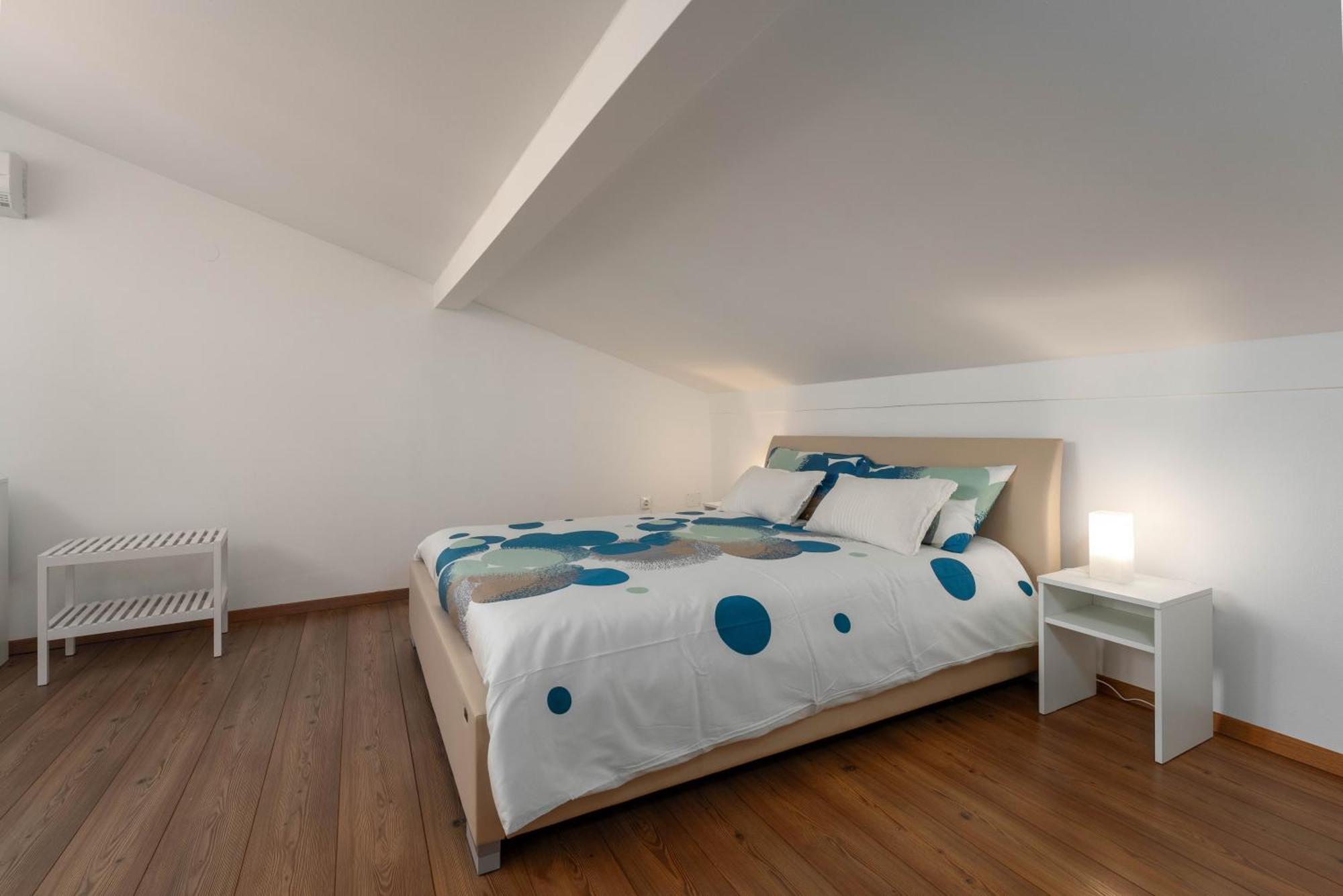 Degrassi Square Apartments (Adults Only) เวอร์ซาร์ ภายนอก รูปภาพ