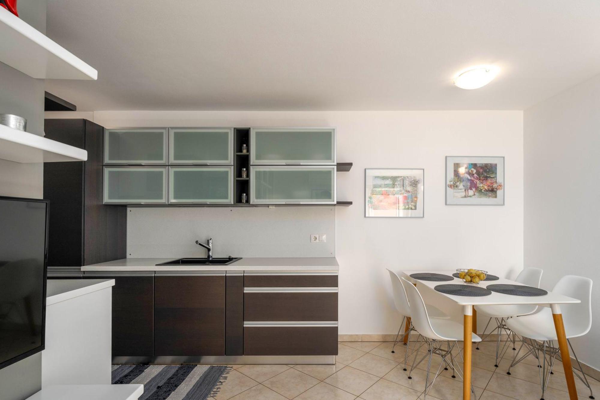 Degrassi Square Apartments (Adults Only) เวอร์ซาร์ ภายนอก รูปภาพ