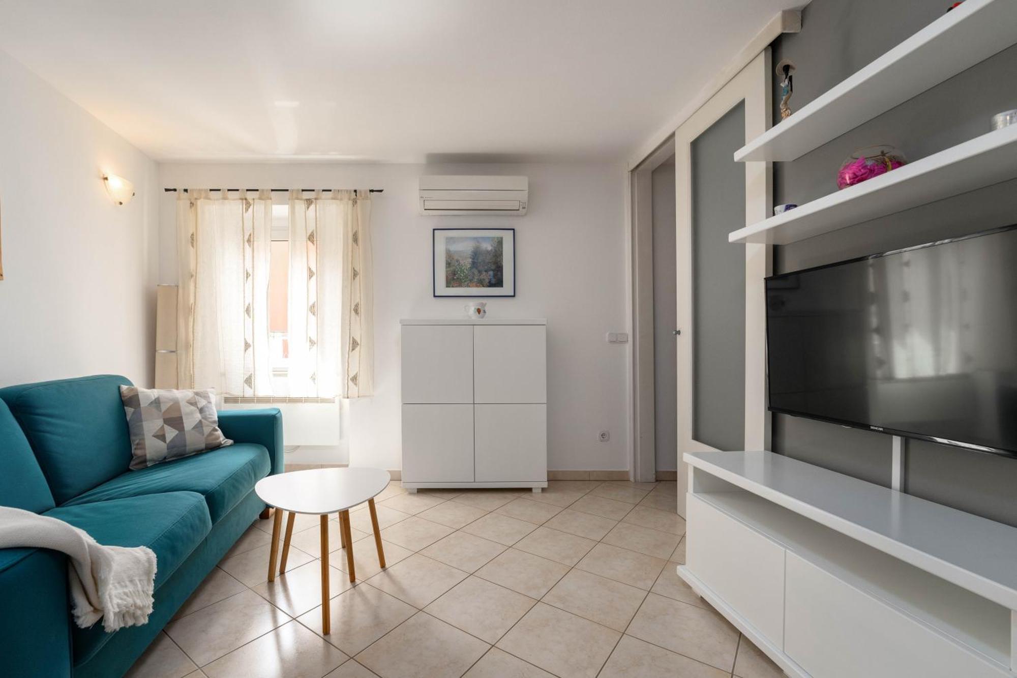 Degrassi Square Apartments (Adults Only) เวอร์ซาร์ ภายนอก รูปภาพ