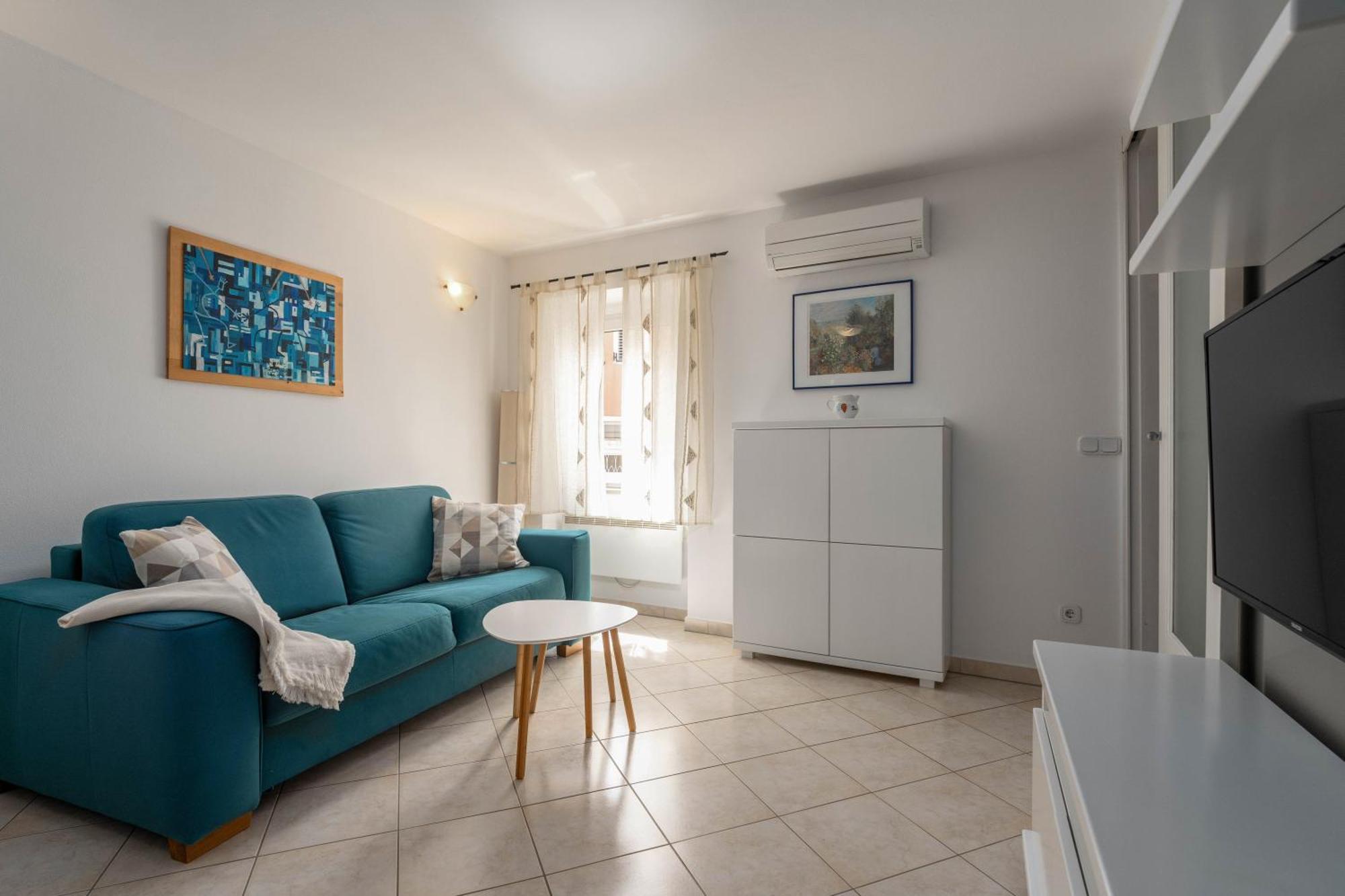 Degrassi Square Apartments (Adults Only) เวอร์ซาร์ ภายนอก รูปภาพ