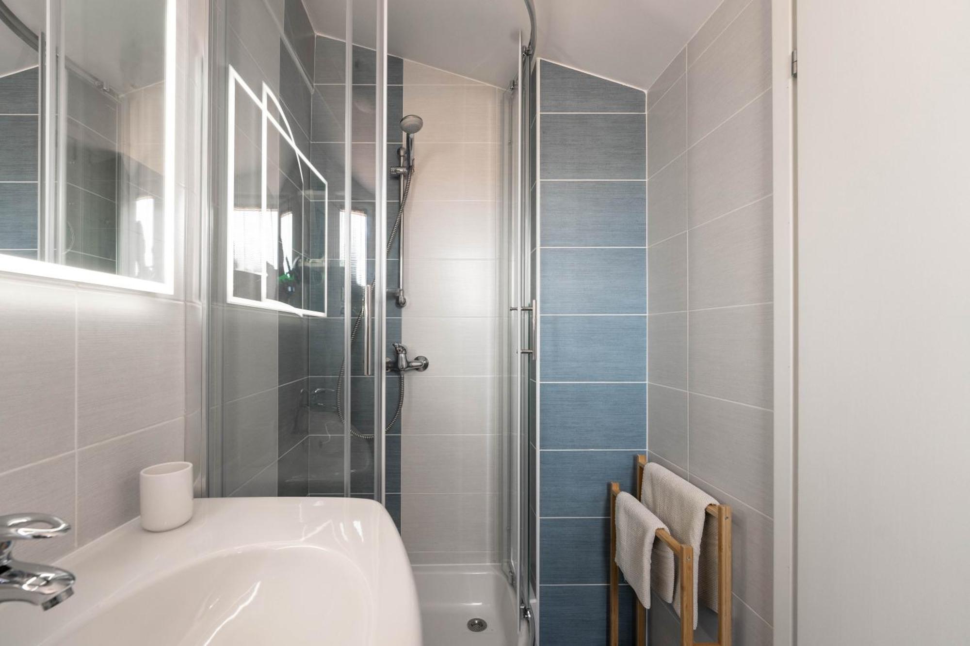 Degrassi Square Apartments (Adults Only) เวอร์ซาร์ ภายนอก รูปภาพ