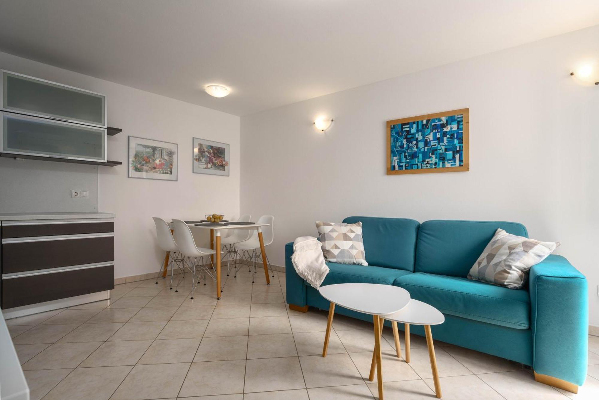 Degrassi Square Apartments (Adults Only) เวอร์ซาร์ ภายนอก รูปภาพ