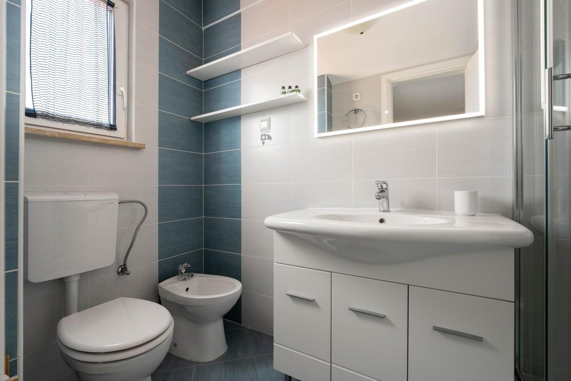 Degrassi Square Apartments (Adults Only) เวอร์ซาร์ ภายนอก รูปภาพ