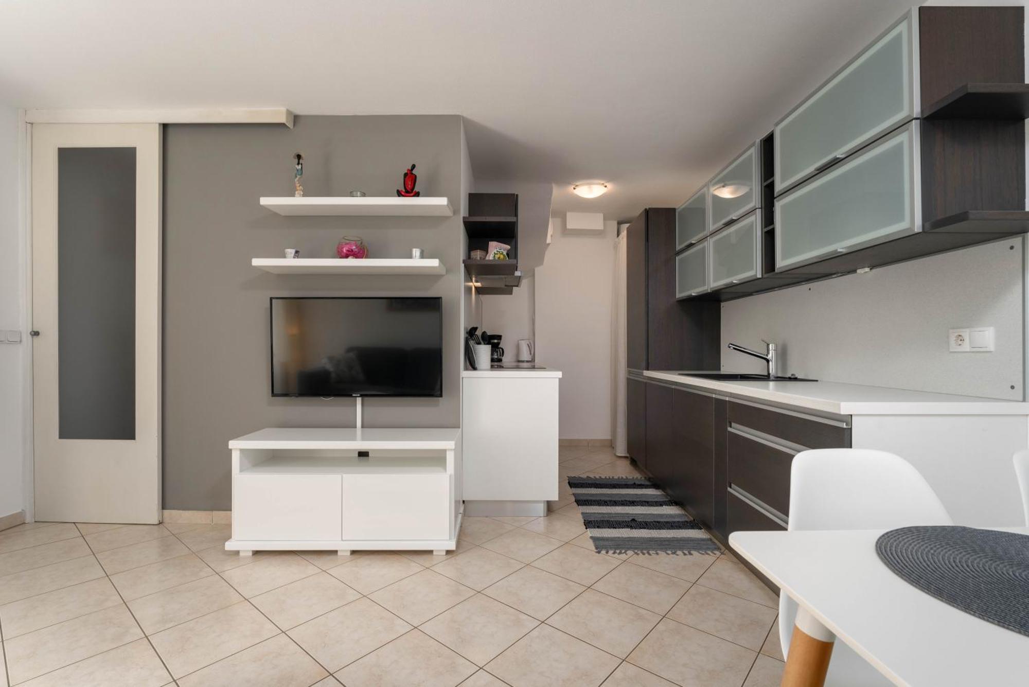Degrassi Square Apartments (Adults Only) เวอร์ซาร์ ภายนอก รูปภาพ