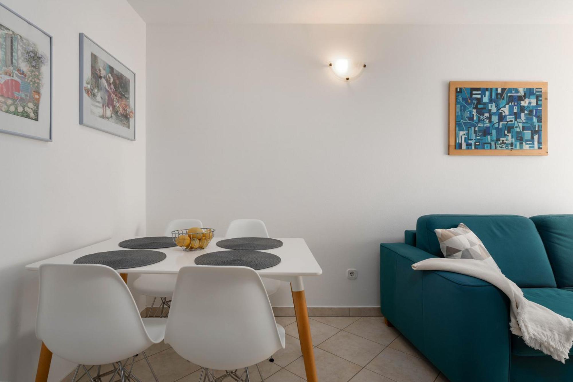 Degrassi Square Apartments (Adults Only) เวอร์ซาร์ ภายนอก รูปภาพ