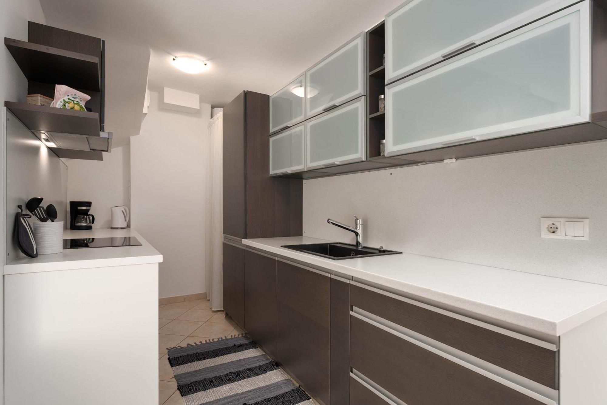 Degrassi Square Apartments (Adults Only) เวอร์ซาร์ ภายนอก รูปภาพ