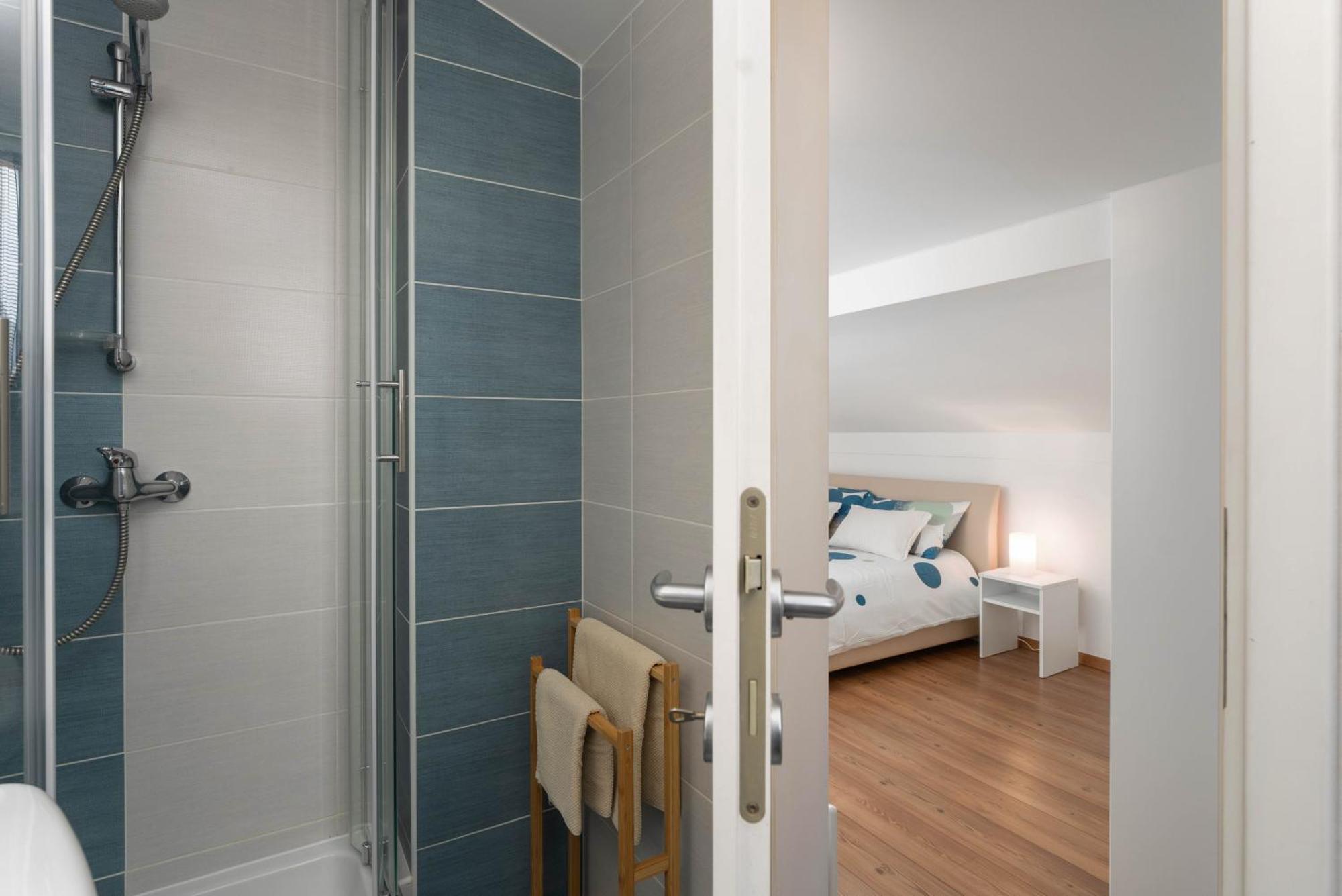 Degrassi Square Apartments (Adults Only) เวอร์ซาร์ ภายนอก รูปภาพ