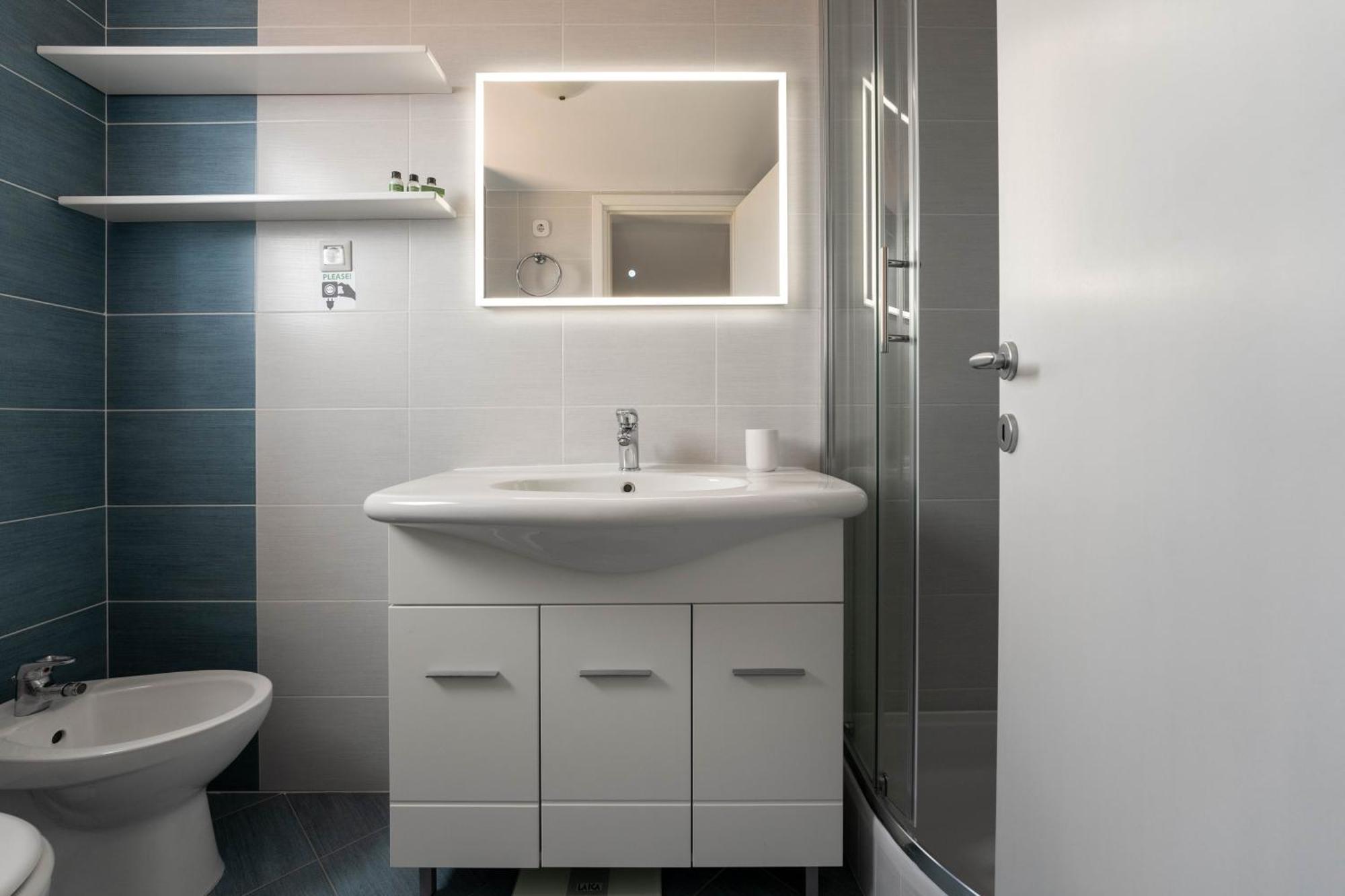 Degrassi Square Apartments (Adults Only) เวอร์ซาร์ ภายนอก รูปภาพ