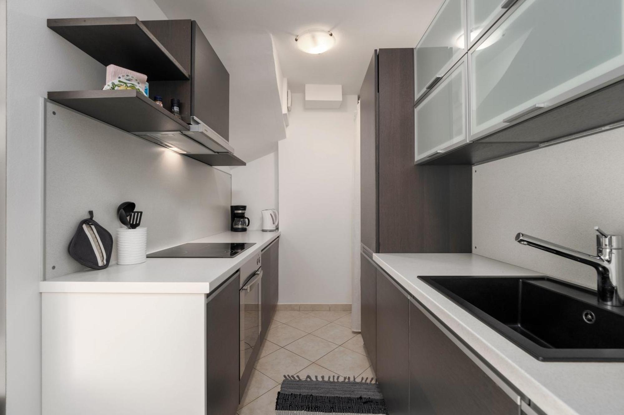 Degrassi Square Apartments (Adults Only) เวอร์ซาร์ ภายนอก รูปภาพ