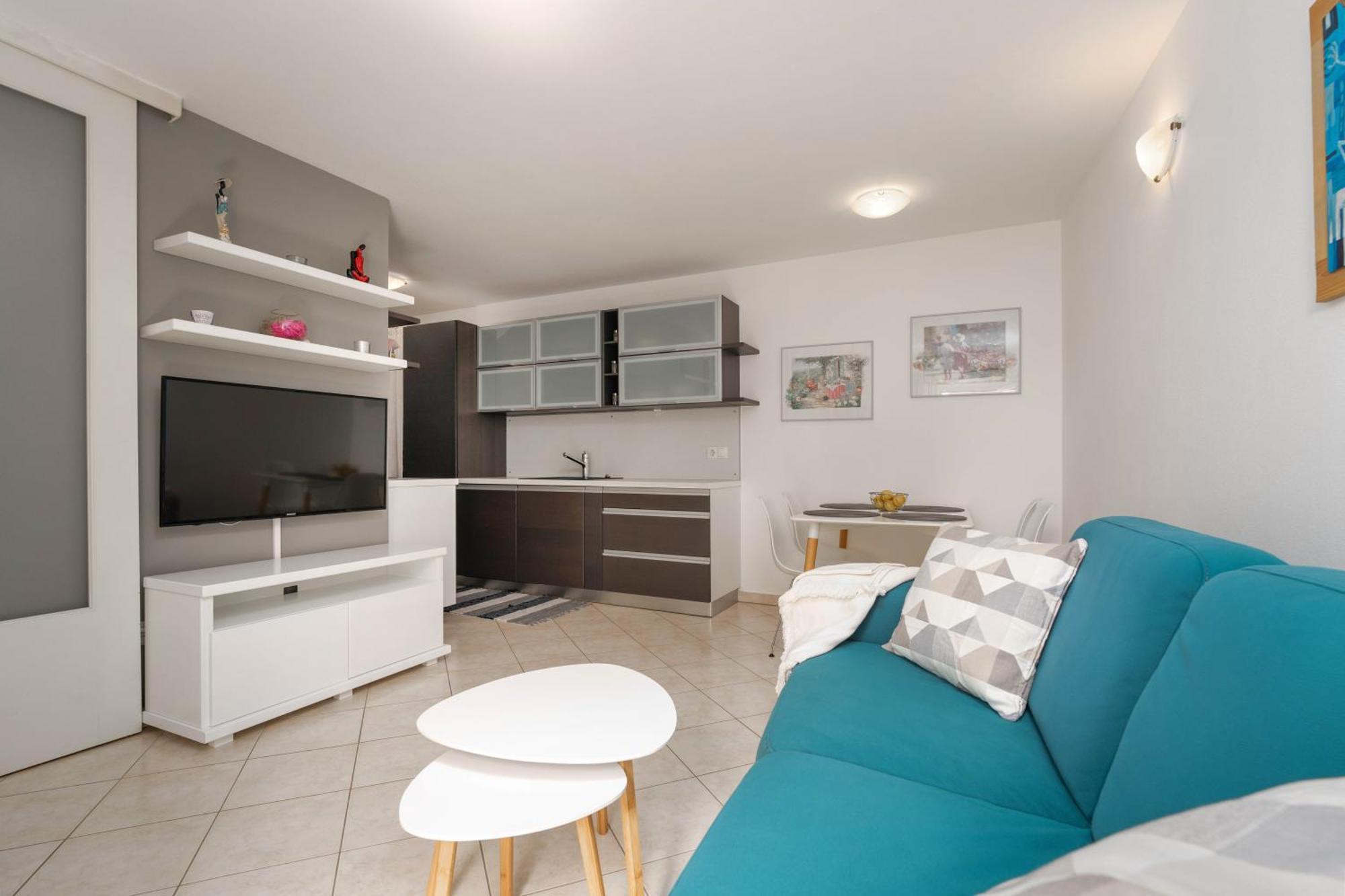 Degrassi Square Apartments (Adults Only) เวอร์ซาร์ ภายนอก รูปภาพ