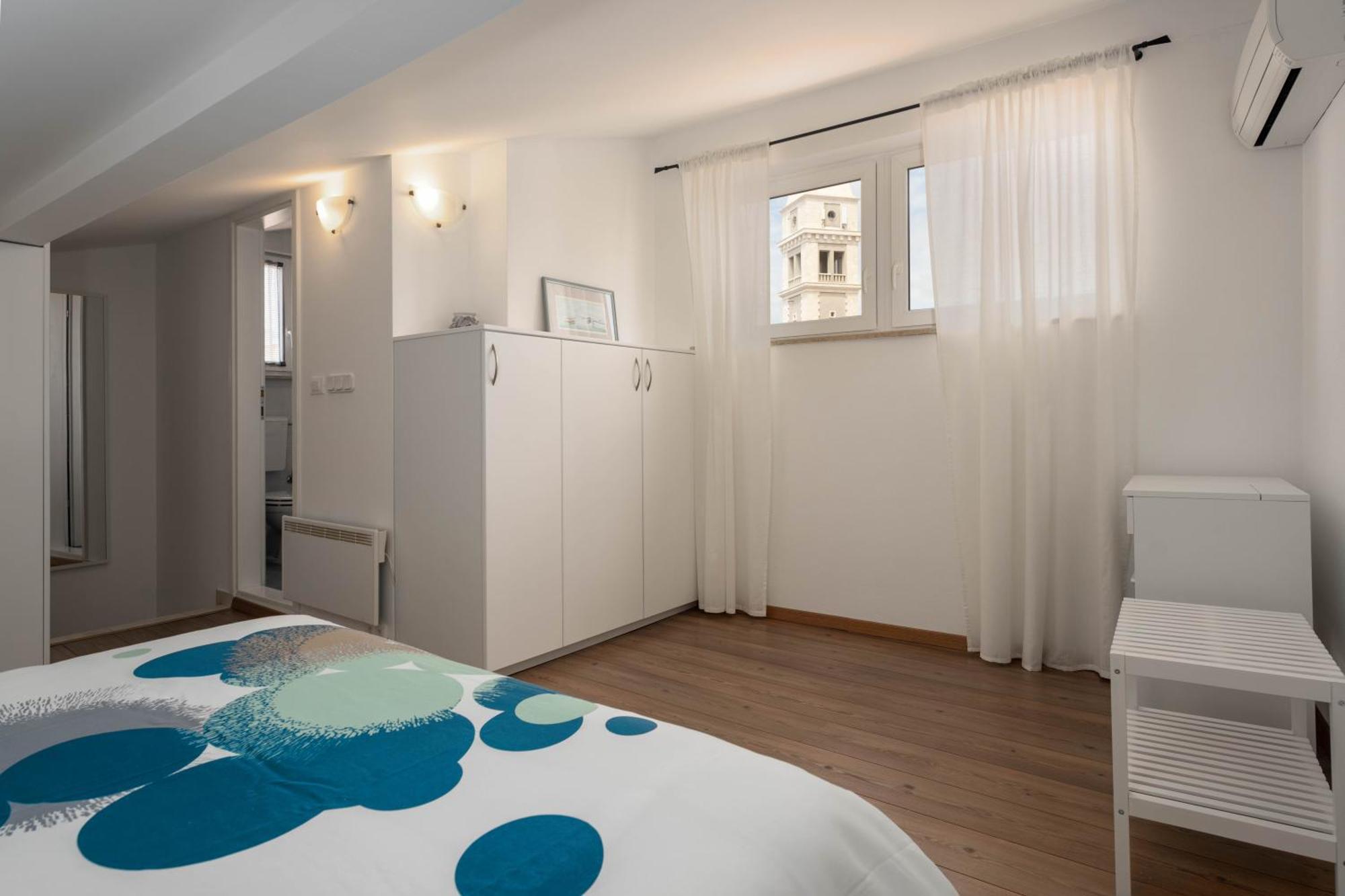 Degrassi Square Apartments (Adults Only) เวอร์ซาร์ ภายนอก รูปภาพ
