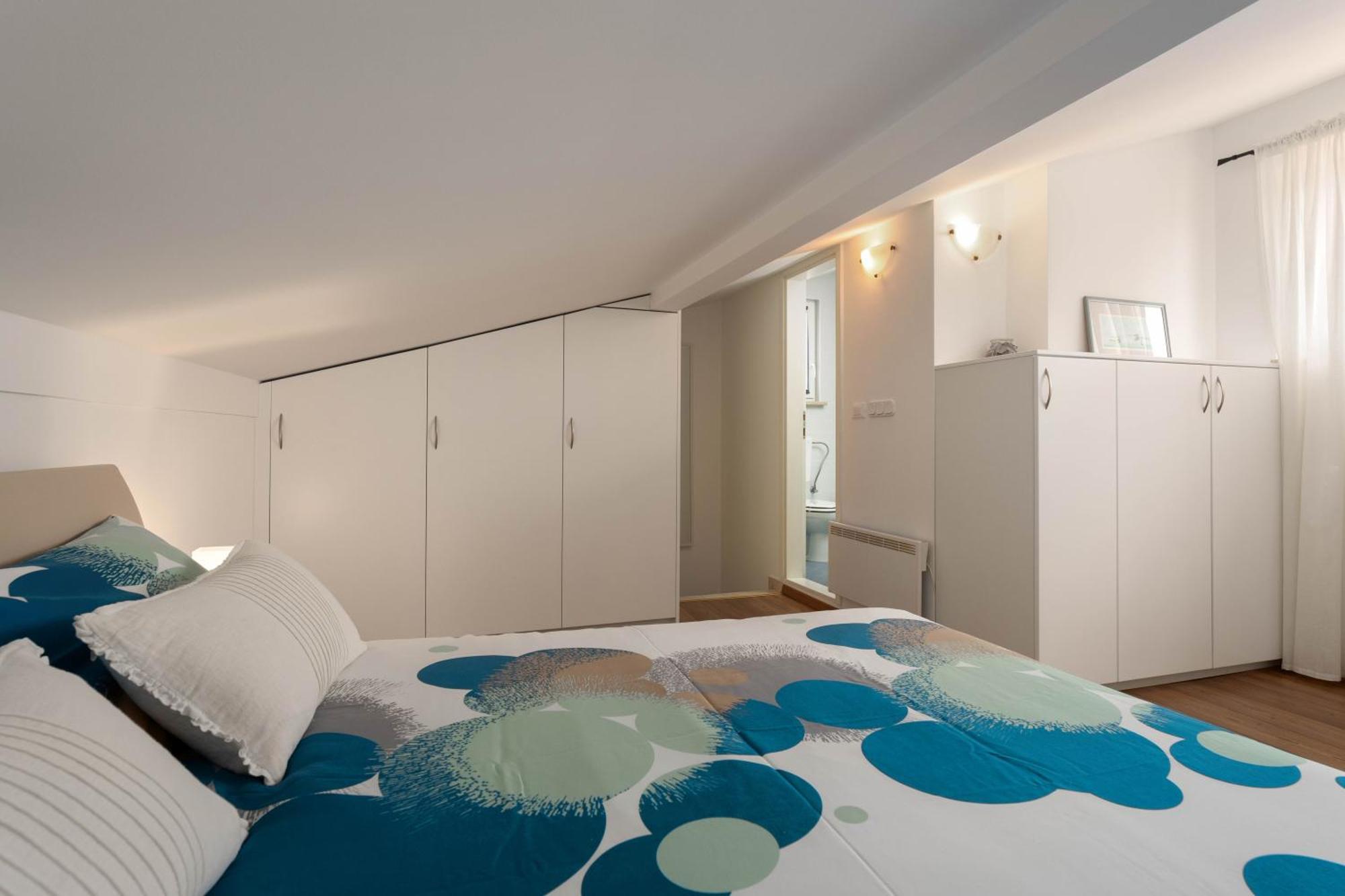 Degrassi Square Apartments (Adults Only) เวอร์ซาร์ ภายนอก รูปภาพ