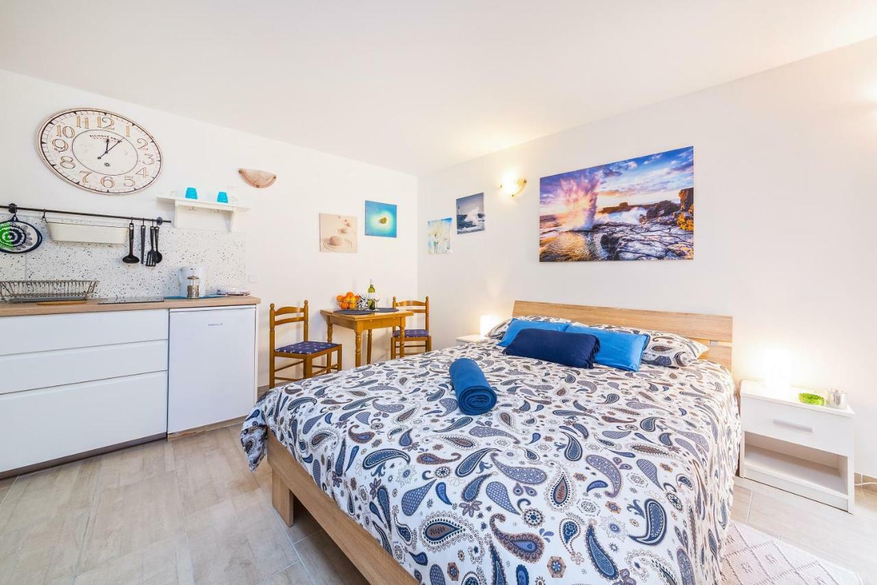 Degrassi Square Apartments (Adults Only) เวอร์ซาร์ ภายนอก รูปภาพ