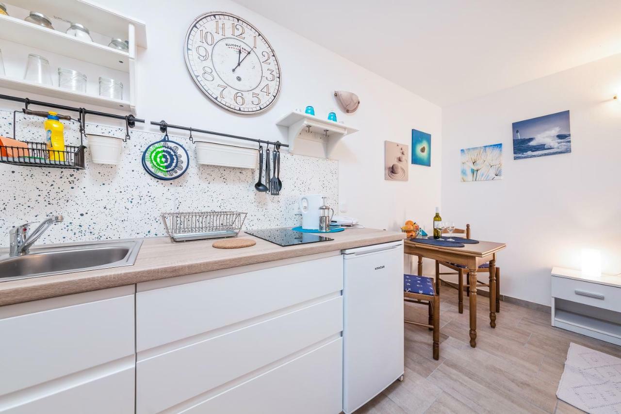 Degrassi Square Apartments (Adults Only) เวอร์ซาร์ ภายนอก รูปภาพ