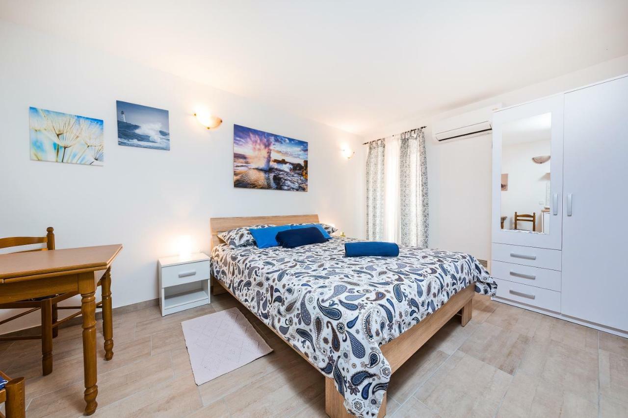 Degrassi Square Apartments (Adults Only) เวอร์ซาร์ ภายนอก รูปภาพ