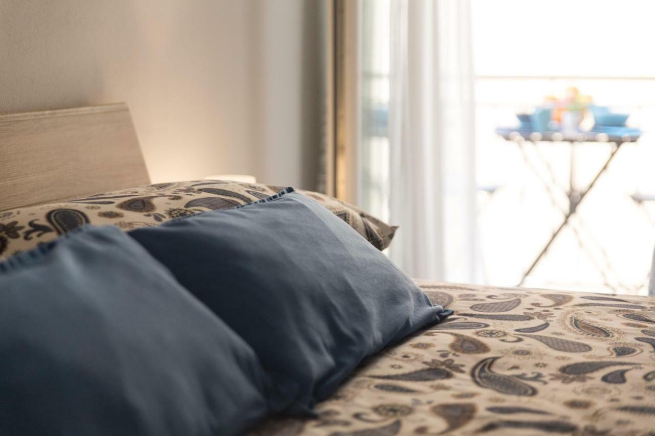 Degrassi Square Apartments (Adults Only) เวอร์ซาร์ ภายนอก รูปภาพ