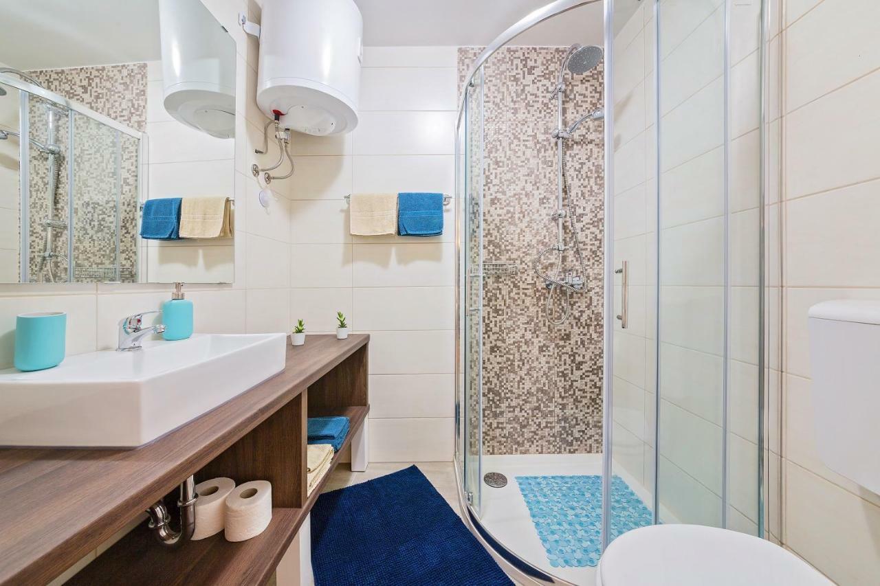 Degrassi Square Apartments (Adults Only) เวอร์ซาร์ ภายนอก รูปภาพ