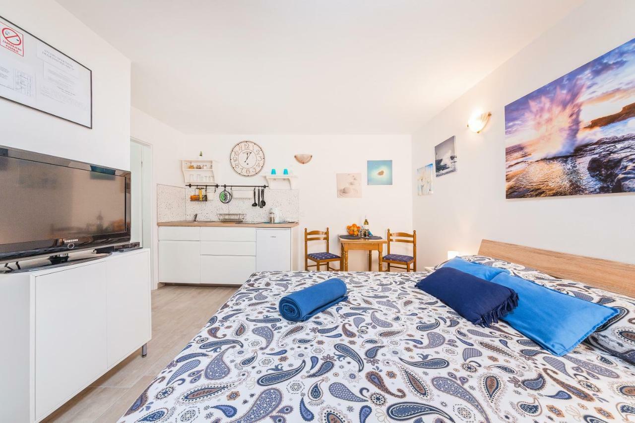Degrassi Square Apartments (Adults Only) เวอร์ซาร์ ภายนอก รูปภาพ