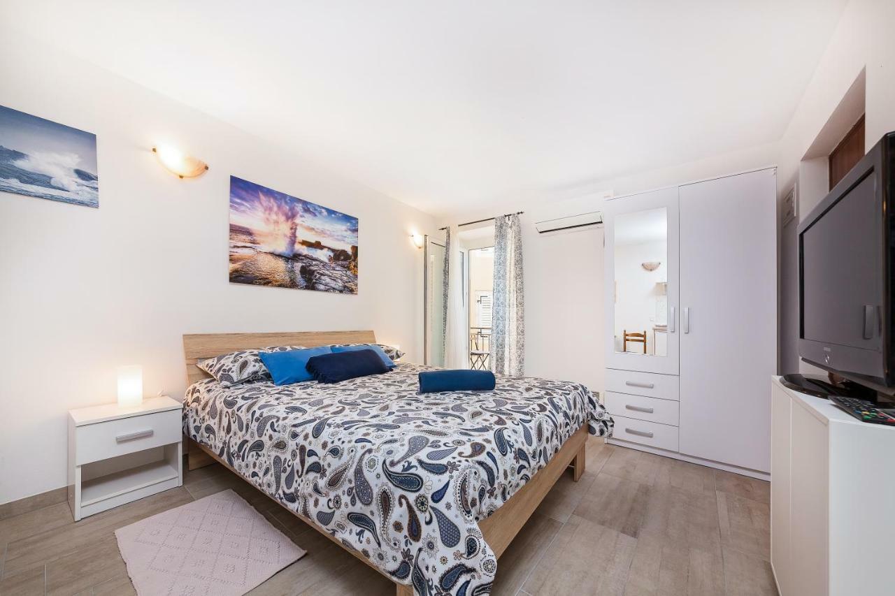 Degrassi Square Apartments (Adults Only) เวอร์ซาร์ ภายนอก รูปภาพ