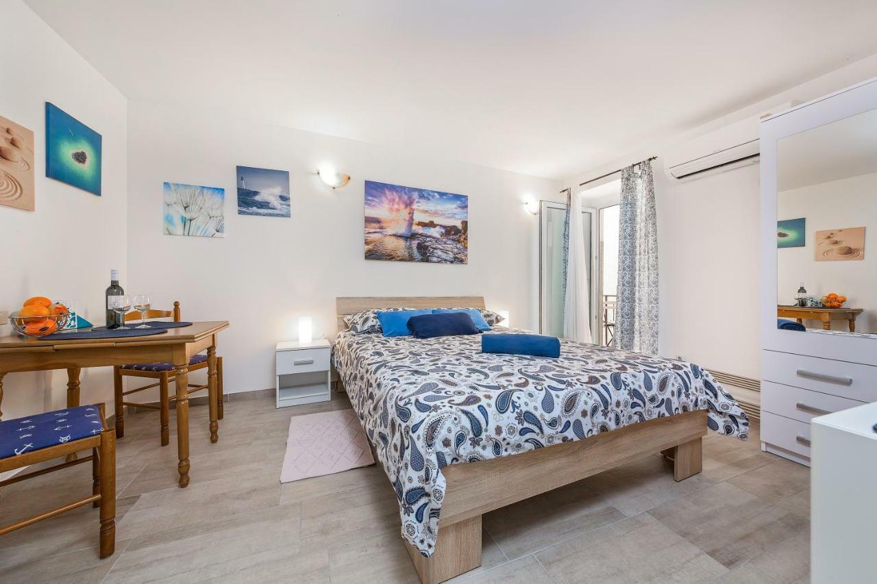 Degrassi Square Apartments (Adults Only) เวอร์ซาร์ ภายนอก รูปภาพ